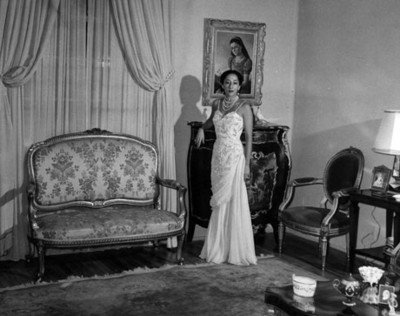 "Mari Cusi Escandón" porta " traje de Chiffón blanco", retrato