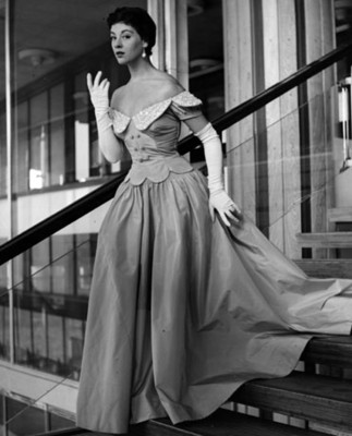Modelo porta vestido de nocha, retrato