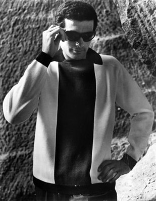 Modelo luce suéter y gafas, retrato