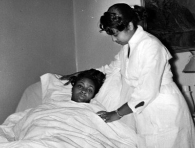 Enfermera observa a mujer enferma