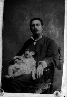 José Manuel Puig Casauranc sentado en las piernas de su padre, retrato de familia