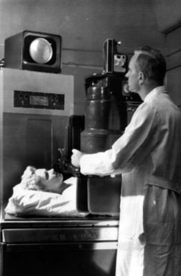 Médico maneja máquinaria de rayos x para revisar un paciente