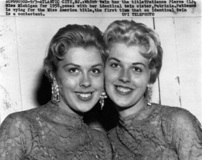 "Patricia Pierca" junto a su hermana gemela, retrato