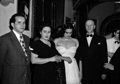 Olga Puig acompañada de otros aristócratas en un evento social, retrato