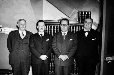 Alejandro Quijano y abogados en el interior de una oficina, retrato