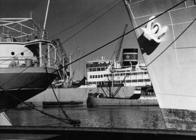 Barcos Panamá y La Plata ancladas en una puerta