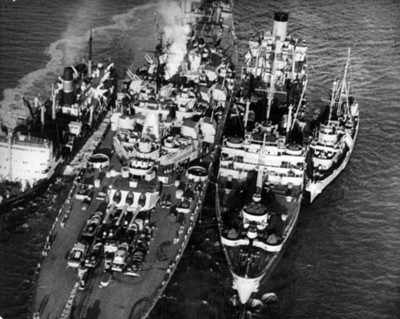 Barco de guerra resuardado por embarcaciones, vista aérea