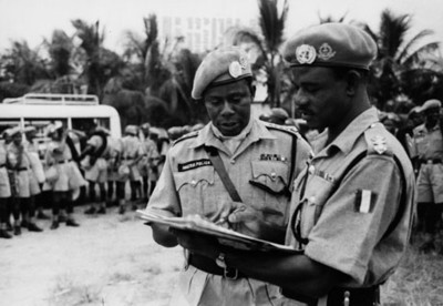 "Thomas Oktunji" y otro policía observan documentos antes de dar instrucciones