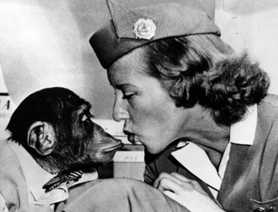 Mujer da beso a chango