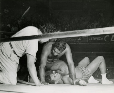 Luchadores y referee durante función