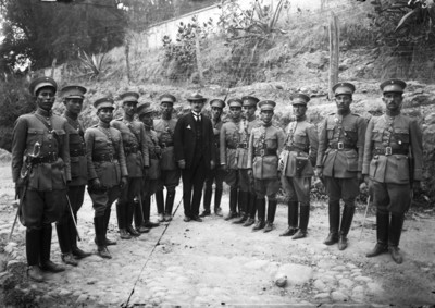 Plutarco Elias Calles y militares, retrato de grupo