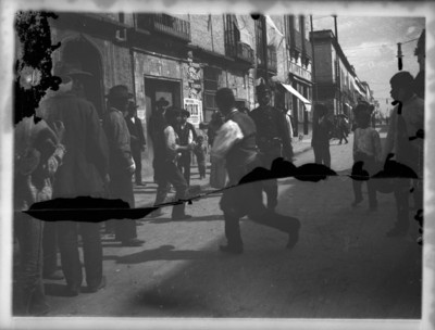 Hombres durante pelea callejera