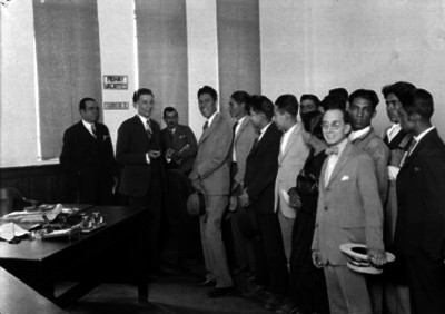 Valente Quintana dialogando con distintas personalidades en una oficina