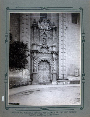 Vista de la portada lateral de la Iglesia de Nuestra Señora del Carmen