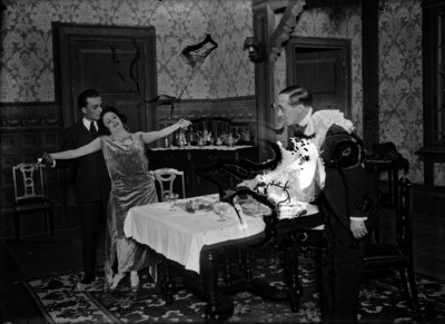 Camila Quiroga dramatizando con otros actores, durante una obra teatral
