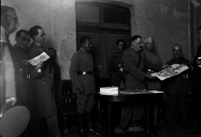 Pablo Quiroga Escamilla entregando diploma a marino, durante una ceremonia