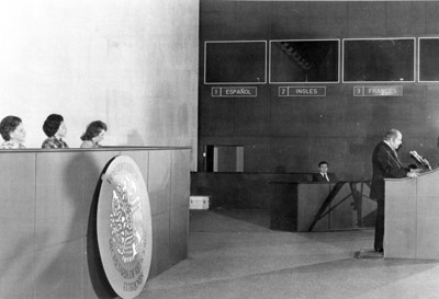 José Gallástegui, Subsecretario de Relaciones Exteriores, al micrófono
