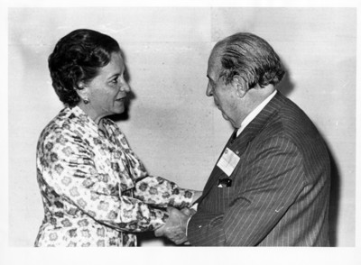 Esther Zuno de Echeverría es felicitada por un hombre con gafete