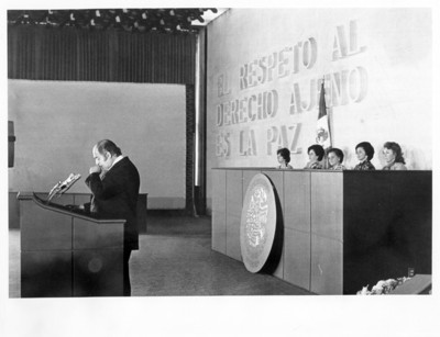 José Gallástegui en discurso y esposas de funcionarios en el podium