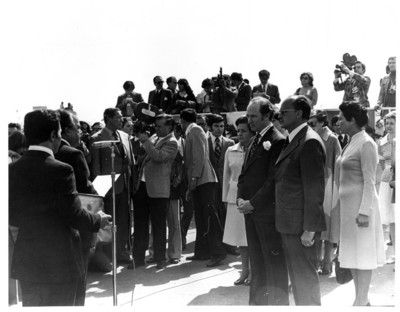 Luis Echeverría con Pierre Elliot Trudeau durante ceremonia de bienvenida en el hangar presidencial