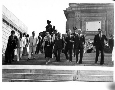 Gaston Thorn y personalidades mexicanas, en las escalinatas del monumento a la Independencia