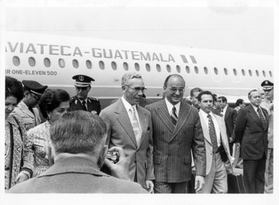 Luis Echeverría Álvarez recibe a Kjell Eugenio Laugerud, presidente de Guatemala