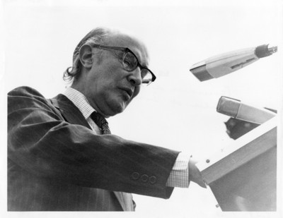 Alfonso García Robles, lee discurso durante ceremonia dedicada a la estatua de Simón Bólivar