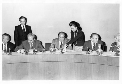 Mujer entrega documento a José S. Gallástegui durante "Reunión de la Comisión mixta"