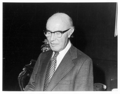 Alfonso García Robles con los ojos cerrados, retrato