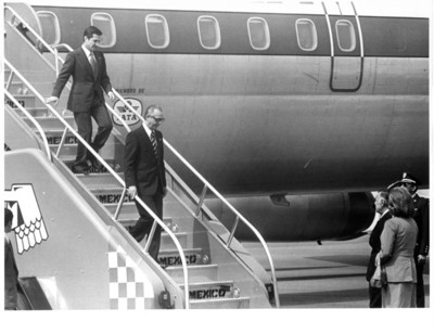 Adolfo Suárez desciende del avión, es recibido por Reyes Heroles y esposa en su visita a México