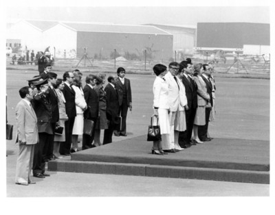 Honores para Adolfo Suárez, esposa y comitiva en el aeropuerto de México en su visita de Estado