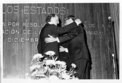 Santiago Roel felicita al pianista húngaro Gyorgy Sandor