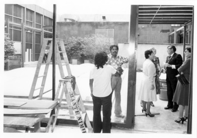 Santiago Roel conversa con la señora de Galsworthy y acmopañantes en patio de la SRE