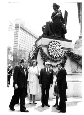Walter Scheel acompañado de Santiago Roel y su esposa en evento efectuado en el Monumento a la Independencia