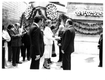 Señor y señora Scheel saludan de mano a diplomacia mexicana durante evento realizado en el Monumento a la Independencia