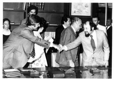 Norman Dencker saluda a hombre durante el Acuerdo entre México y la RFA sobre Intercambio de Jóvenes Técnicos y Científicos