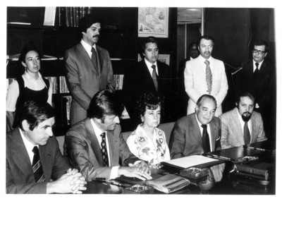 Norman Dencker posa sus manos sobre escritorio durante el "Acuerdo entre México y la RFA sobre Intercambio de jóvenes técnicos y científicos"