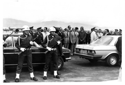 José López Portillo y Alfonso López Michelsen, antes de abordar un automóvil en el aeropuerto de Bogotá
