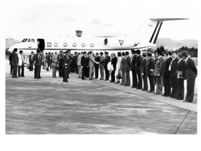 José López Portillo y comitiva, saludan a funcionarios en Bogotá