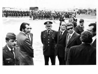 Hombres reunidos en base militar al aire libre