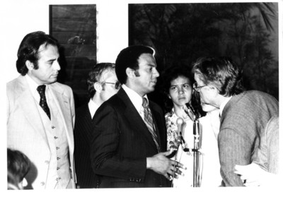 Embajador de EUA, Andrew Young es entrevistado durante su llegada en conferencia de prensa