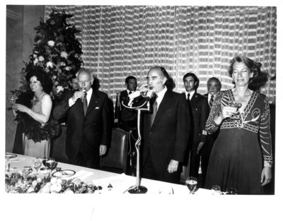 Los presidentes Walter Scheel y José López Portillo realizan un brindis en compañía de sus esposas
