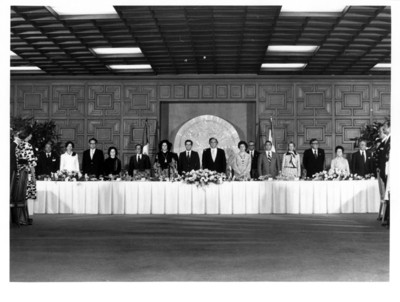 Presidentes de México y España acompañados de sus esposas, embajadores y secretarios de estado