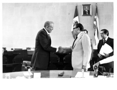Santiago Roel saluda a José Ramón Fernández Álvarez en la inauguración de la 3° Reunión Mixta México-Cuba