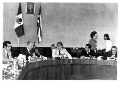 Santiago Roel acompañado de varios funcionarios en la sala magna de la SRE durante la III Reunión de la Comisión Mixta México-Cuba