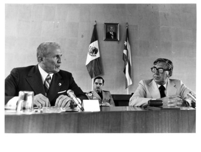 Santiago Roel escucha a José Ramón Fernández Alvárez durante la III Reunión de la Comisión Mixta México-Cuba