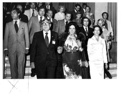 Carmen Romano de López Portillo sonríe y baja escalones acompañada por Santiago Roel y su esposa Gloria Rodríguez, concierto ofrecido en la SRE