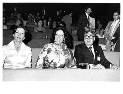 Gloria Rodríguez de Roel, Carmen Romano de López Portillo y Santiago Roel presencian concierto de la pianista Olga López en la Secretaría de Relaciones Exteriores