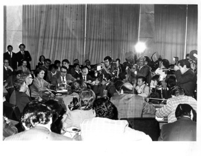 Gustavo Díaz Ordaz en conferencia de prensa entre periodistas
