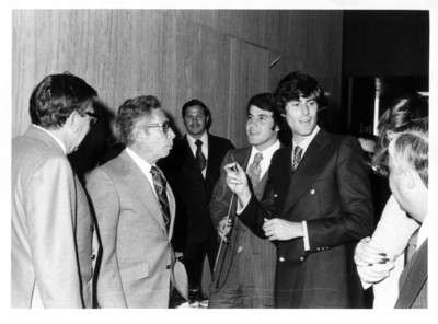 Jóvenes conversan con Gustavo Díaz Ordaz en pasillo de la Secretaría de Relaciones Exteriores